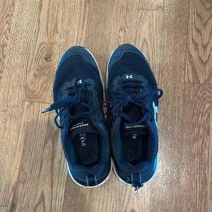 Boys size 8 black under armor tennis shoes